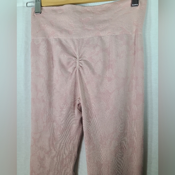 Gymshark adapt seamless leggings in light pink camo- Size medium women's - Picture 8 of 8